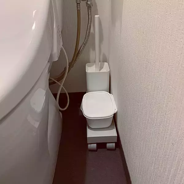 「手に取りやすく床掃除の邪魔にならない♪トイレブラシの置き方アイデア」の画像