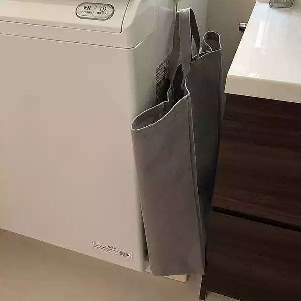 「洗濯物の置き場にはもう悩まない！ダイソー系列店のランドリーバッグが優秀」の画像