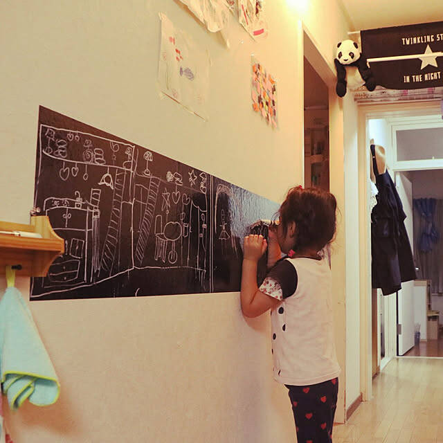 お絵かきもリメイクもこれ1枚で♪貼るだけ簡単DIYが楽しめるセリアの黒板シート