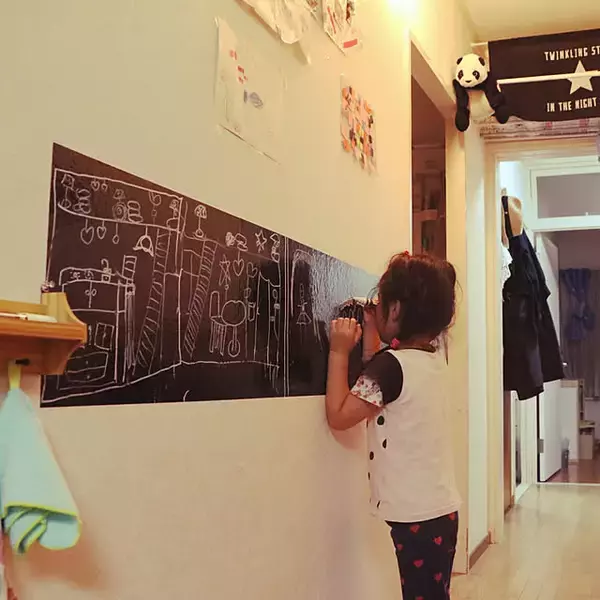 「お絵かきもリメイクもこれ1枚で♪貼るだけ簡単DIYが楽しめるセリアの黒板シート」の画像