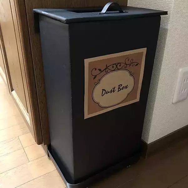 「お絵かきもリメイクもこれ1枚で♪貼るだけ簡単DIYが楽しめるセリアの黒板シート」の画像