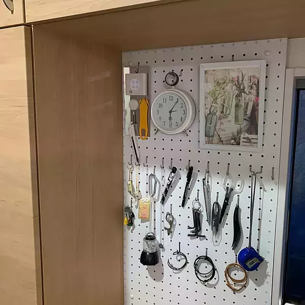 「使いやすくすっきり整う！暮らしに合わせたハサミとカッターの置き方アイデア」の画像