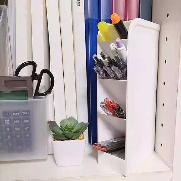 「机の上をもっと使いやすく自分らしく整えたい方に！セリアで見つけるデスク周り収納＆意外なアイデア」の画像