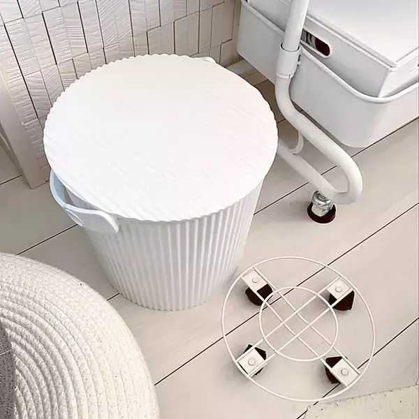 「移動や掃除、片付けもらくらく！便利なダイソーのキャスター付きアイテム」の画像