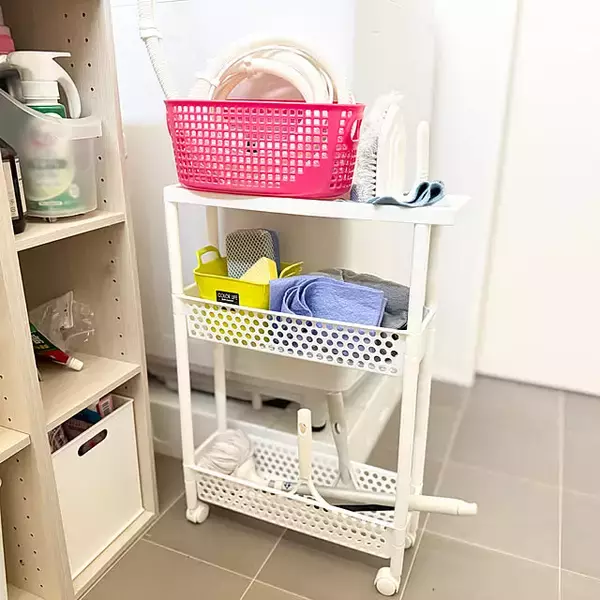 「移動や掃除、片付けもらくらく！便利なダイソーのキャスター付きアイテム」の画像