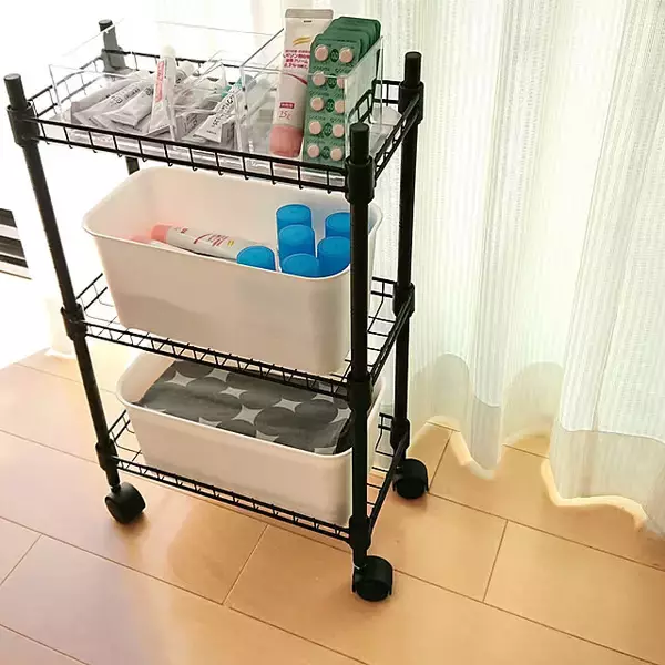 「移動や掃除、片付けもらくらく！便利なダイソーのキャスター付きアイテム」の画像