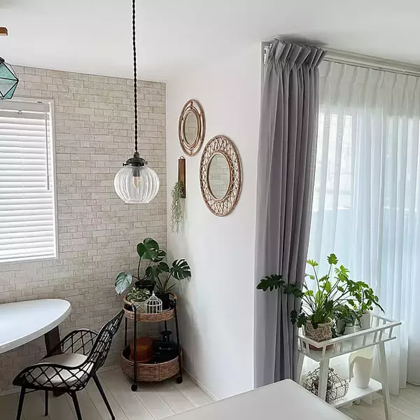 「あれもこれも欲しくなる！デザイン豊富で使いやすさも抜群なIKEAのサイドテーブル」の画像