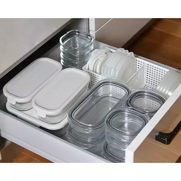 「スタッキング派？それとも立てる収納派？家事ラクを叶えるタッパーや保存容器の収納方法」の画像