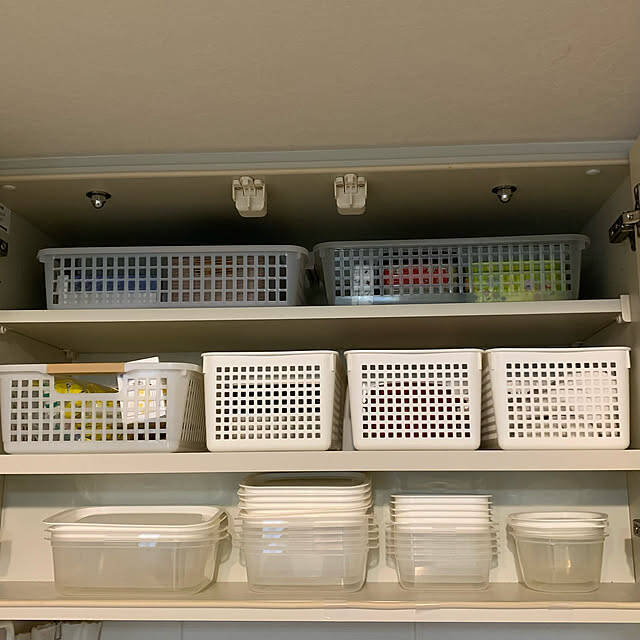 スタッキング派？それとも立てる収納派？家事ラクを叶えるタッパーや保存容器の収納方法