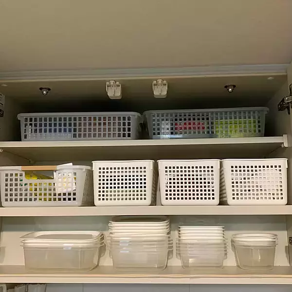「スタッキング派？それとも立てる収納派？家事ラクを叶えるタッパーや保存容器の収納方法」の画像