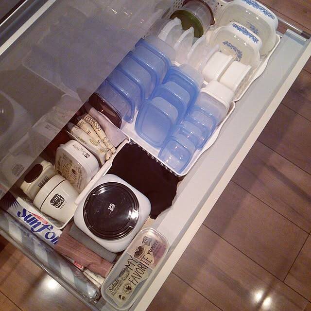 スタッキング派？それとも立てる収納派？家事ラクを叶えるタッパーや保存容器の収納方法