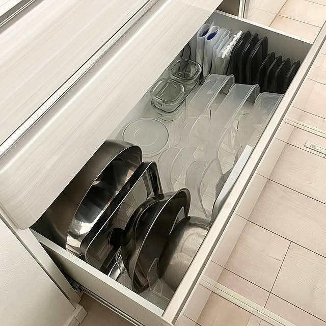 スタッキング派？それとも立てる収納派？家事ラクを叶えるタッパーや保存容器の収納方法