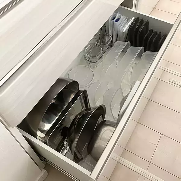「スタッキング派？それとも立てる収納派？家事ラクを叶えるタッパーや保存容器の収納方法」の画像