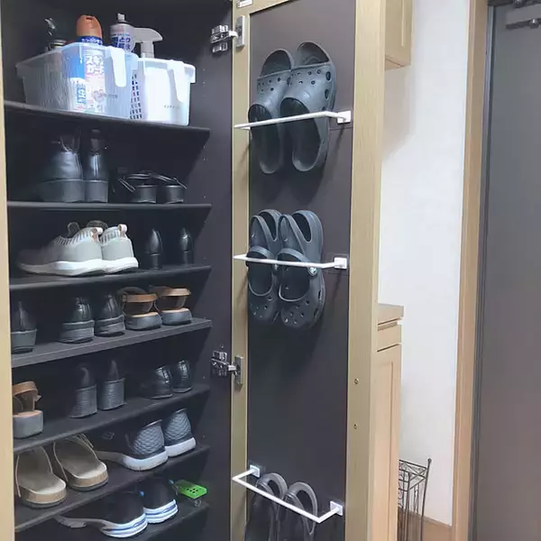 「玄関、ベランダ、お風呂の場所別にご紹介！参考にしたいサンダル収納のアイデア集」の画像