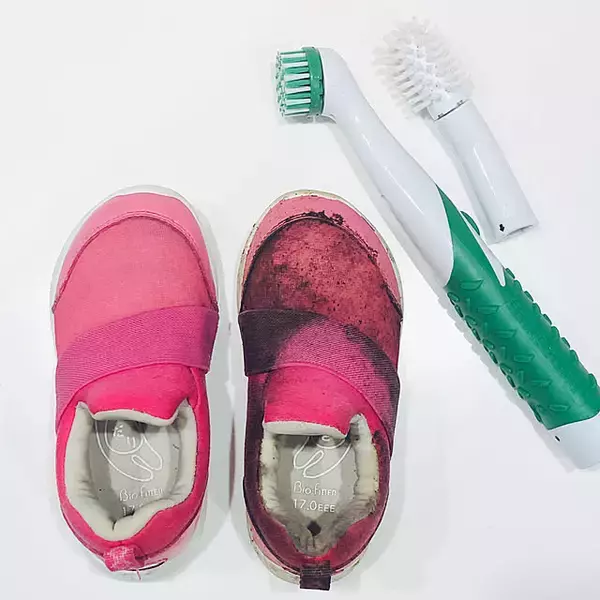 「手間暇かけずにすっきり汚れを落とす！靴洗いの悩みをさまざまな角度から解消するアイデア6選」の画像
