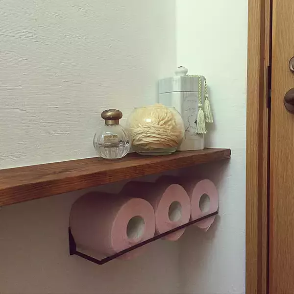 「使いやすさを保ちながら見た目もすっきり！トイレットペーパー収納アイデア6選」の画像