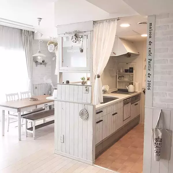 「万能カラーでつくる憧れ空間◎どんなインテリアにもハマるホワイトキッチン」の画像