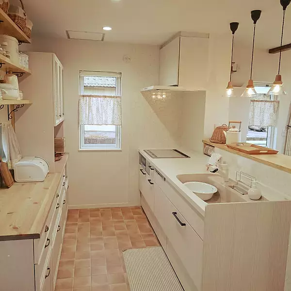 「万能カラーでつくる憧れ空間◎どんなインテリアにもハマるホワイトキッチン」の画像