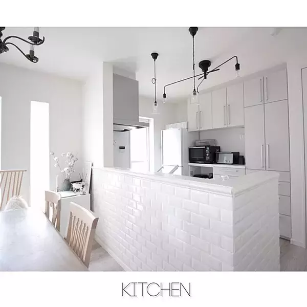 「万能カラーでつくる憧れ空間◎どんなインテリアにもハマるホワイトキッチン」の画像