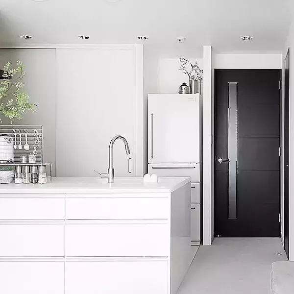 「万能カラーでつくる憧れ空間◎どんなインテリアにもハマるホワイトキッチン」の画像