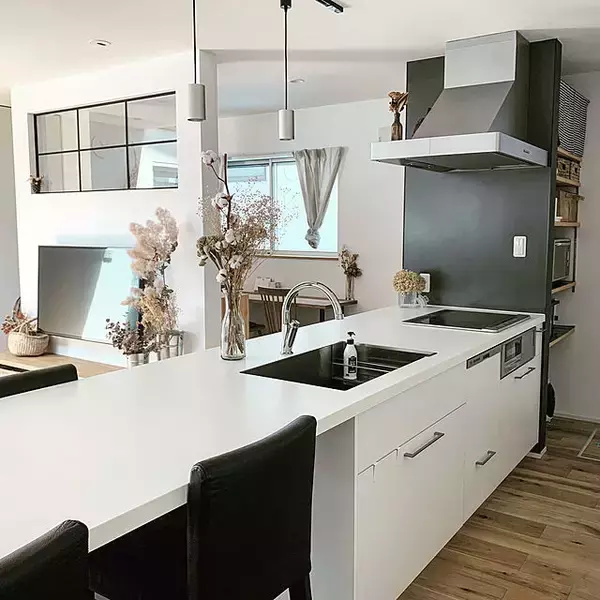 「万能カラーでつくる憧れ空間◎どんなインテリアにもハマるホワイトキッチン」の画像