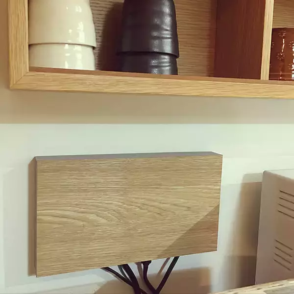 「家電や電子機器がたくさんあってもすっきり片付く！コンセント周りの収納の工夫」の画像
