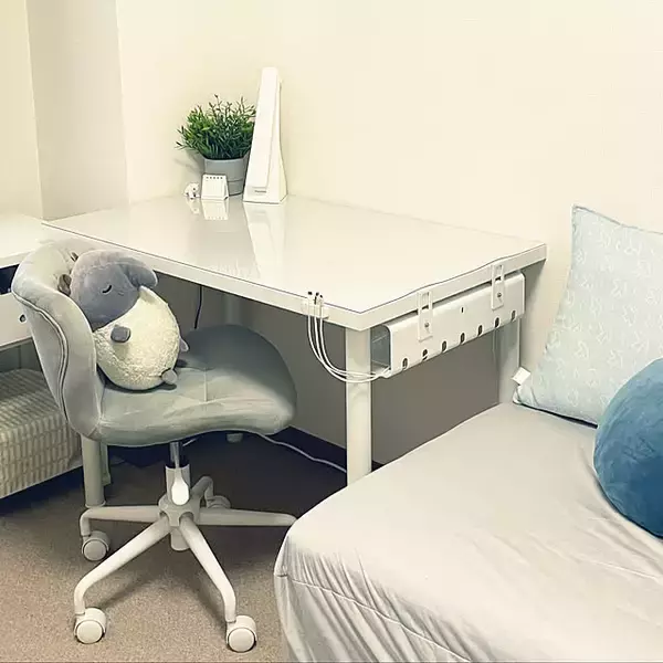 「家電や電子機器がたくさんあってもすっきり片付く！コンセント周りの収納の工夫」の画像