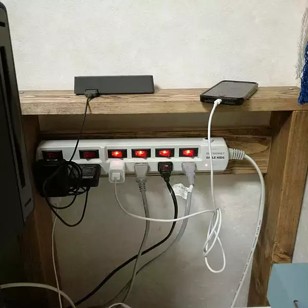 「家電や電子機器がたくさんあってもすっきり片付く！コンセント周りの収納の工夫」の画像