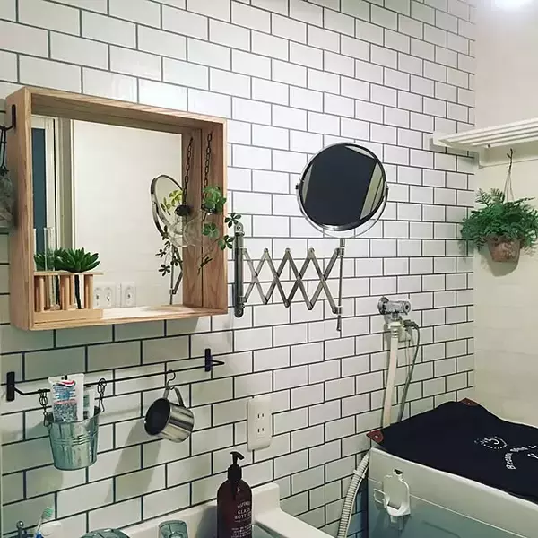 「使いやすさとデザインを両立！暮らしにそっと寄り添い、快適な時間をつくるIKEAのミラー」の画像