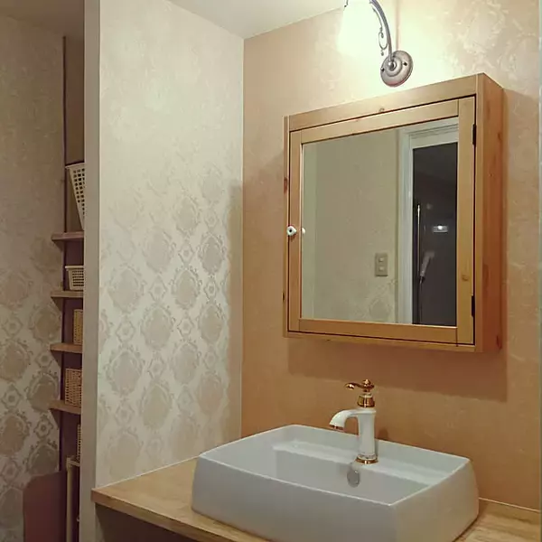 「使いやすさとデザインを両立！暮らしにそっと寄り添い、快適な時間をつくるIKEAのミラー」の画像