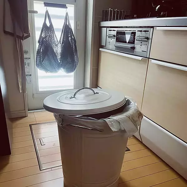 「キッチンもそれ以外も！暮らしに合わせて選べるIKEAのゴミ箱をご紹介」の画像