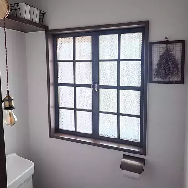 「洋書風ブックも格子窓作りもおまかせ♪セリアのアイテムを使ったDIYで海外風インテリア」の画像