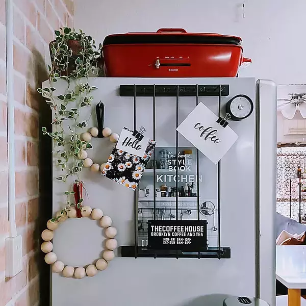 「洋書風ブックも格子窓作りもおまかせ♪セリアのアイテムを使ったDIYで海外風インテリア」の画像