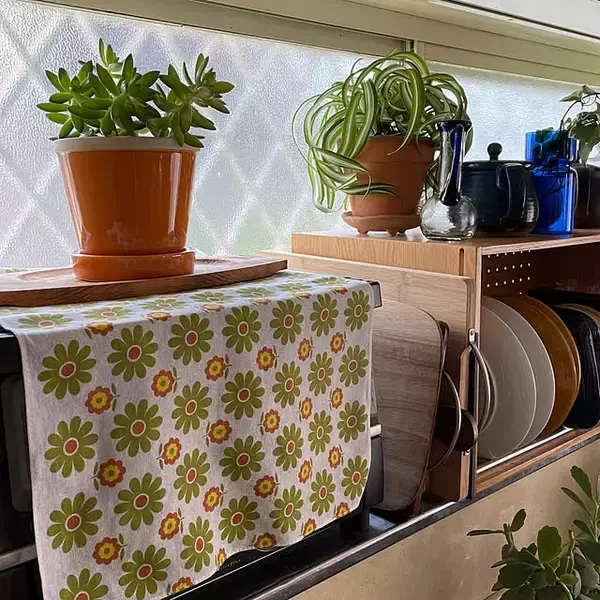 「インテリアに馴染み、出し入れしやすい！使用頻度が低い家電の収納法6選」の画像