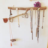 「見栄え抜群で気分が上がる。ファッションコーディネートがもっと楽しくなるアクセサリー収納の実例」の画像2