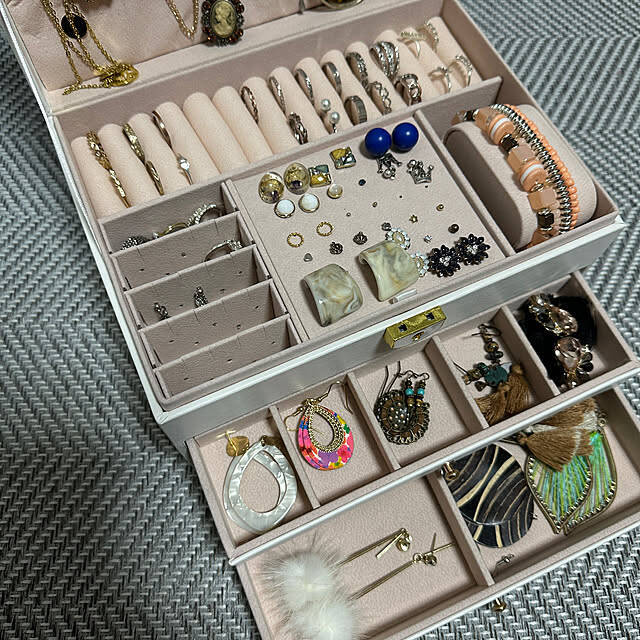 見栄え抜群で気分が上がる。ファッションコーディネートがもっと楽しくなるアクセサリー収納の実例