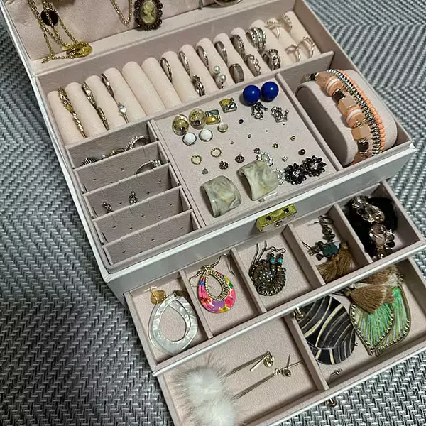 「見栄え抜群で気分が上がる。ファッションコーディネートがもっと楽しくなるアクセサリー収納の実例」の画像