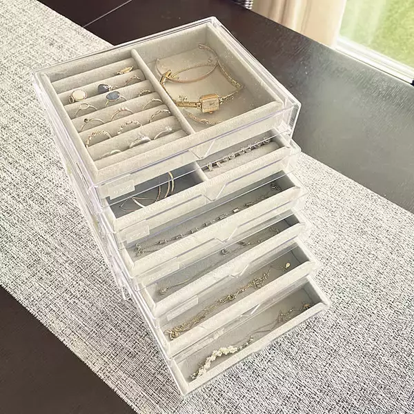 「見栄え抜群で気分が上がる。ファッションコーディネートがもっと楽しくなるアクセサリー収納の実例」の画像