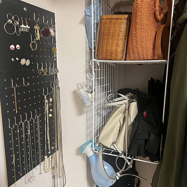 見栄え抜群で気分が上がる。ファッションコーディネートがもっと楽しくなるアクセサリー収納の実例