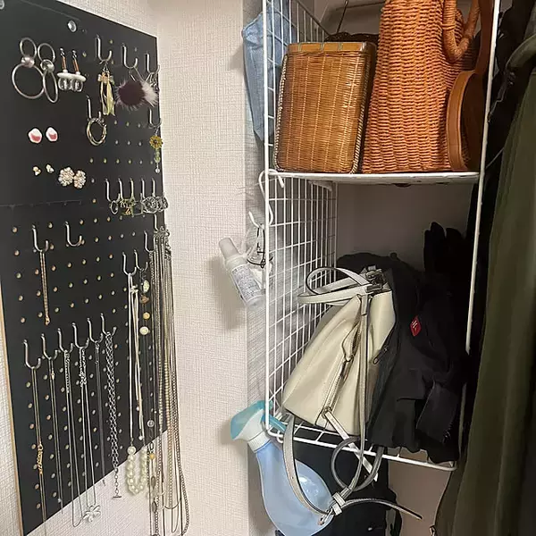 「見栄え抜群で気分が上がる。ファッションコーディネートがもっと楽しくなるアクセサリー収納の実例」の画像