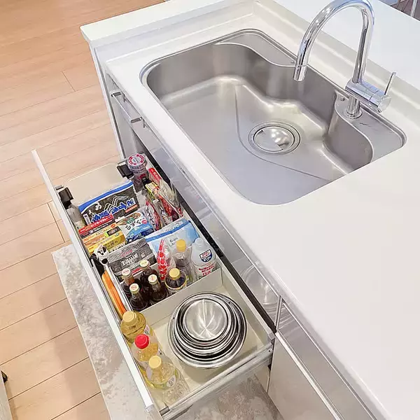 「家事効率がアップする！キッチン下の収納アイデア10選」の画像