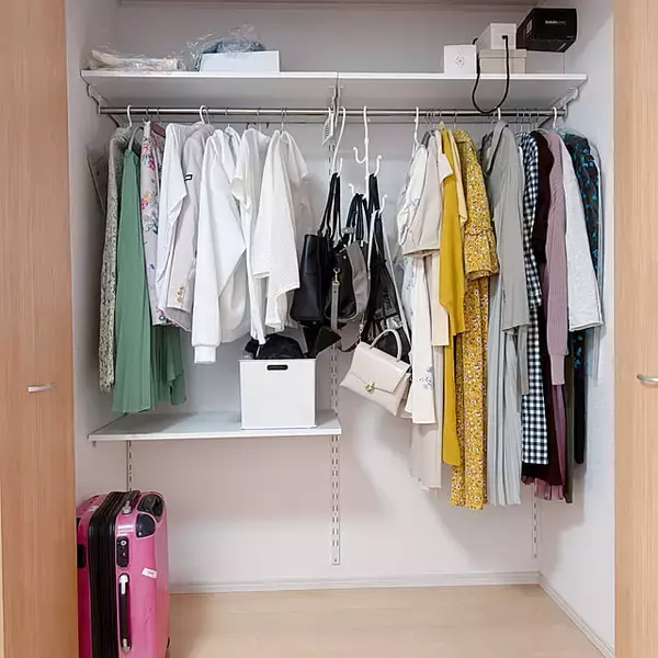 「効率的な捨て活ですっきり整う！洋服や食器、本の減らし方のコツ10選」の画像