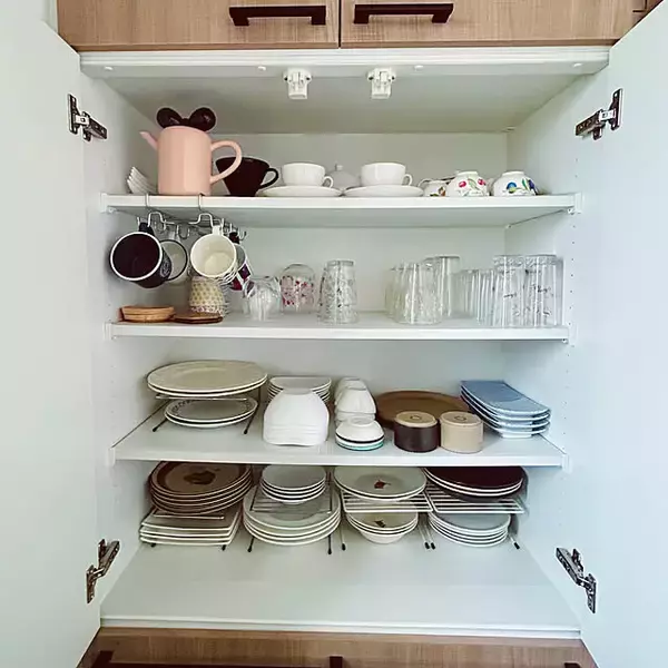 「効率的な捨て活ですっきり整う！洋服や食器、本の減らし方のコツ10選」の画像