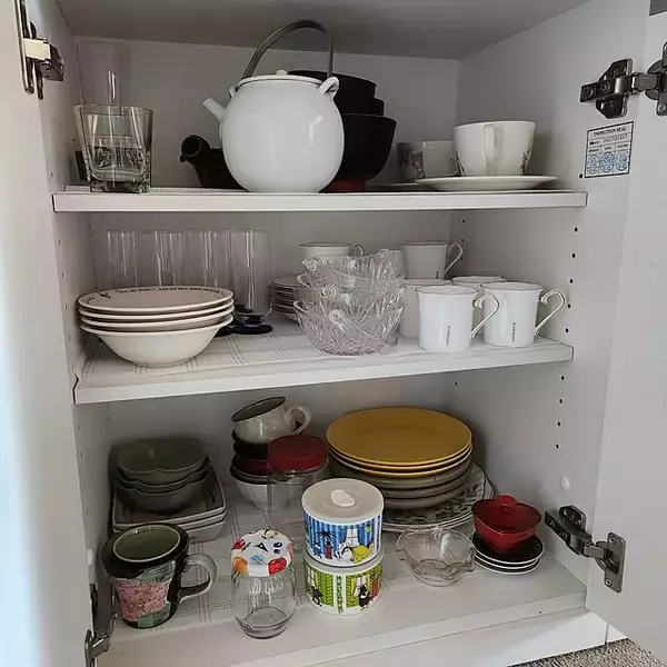 「効率的な捨て活ですっきり整う！洋服や食器、本の減らし方のコツ10選」の画像