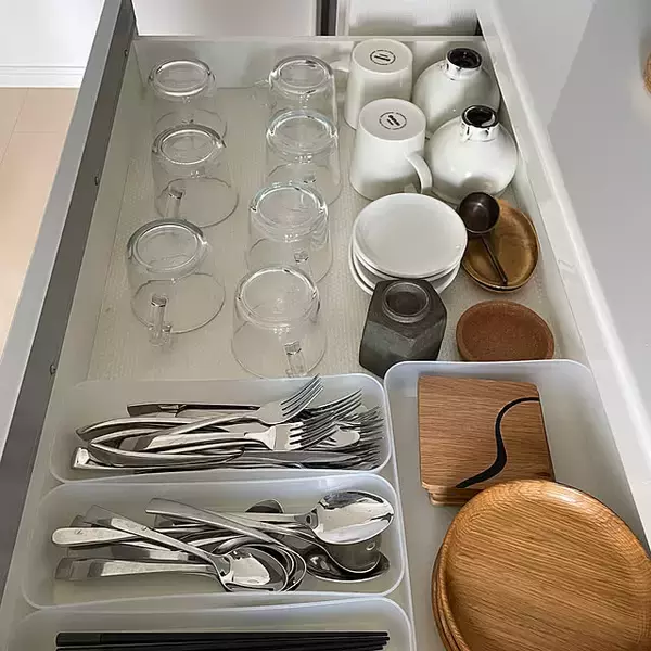 「効率的な捨て活ですっきり整う！洋服や食器、本の減らし方のコツ10選」の画像