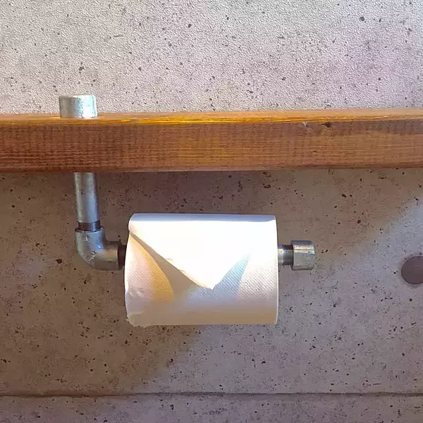 「トイレ空間をもっと心地よく自分らしく変える☆トイレットペーパーホルダーのDIYアイデア実例」の画像