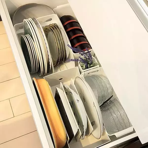 「立てる収納も重ねる収納も使いやすさアップ♪ニトリのアイテムが活躍してくれる食器棚収納」の画像