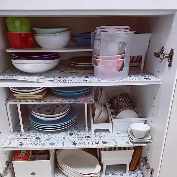 「立てる収納も重ねる収納も使いやすさアップ♪ニトリのアイテムが活躍してくれる食器棚収納」の画像