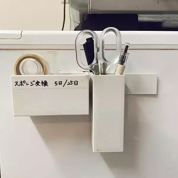「引っ掛けるだけで小物の収納場所ができる！無印良品のファイルボックス用ポケットを活用したアイデア6選」の画像