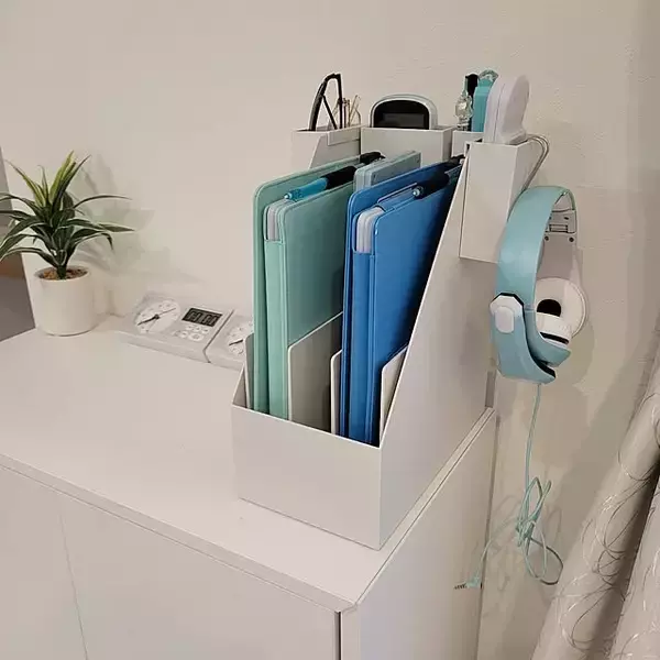 「引っ掛けるだけで小物の収納場所ができる！無印良品のファイルボックス用ポケットを活用したアイデア6選」の画像
